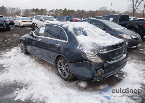 2015 Mercedes-Benz C 300 z USA, uszkodzony, nr VIN 55SWF4JB7FU045803